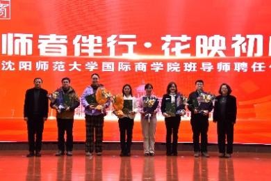 一群穿着红色衣服的人站在一起 AI 生成的内容可能不正确。